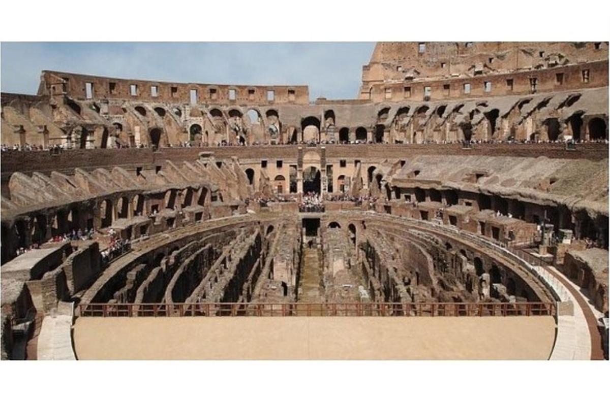 Un gran anfiteatro con un edificio al fondo.