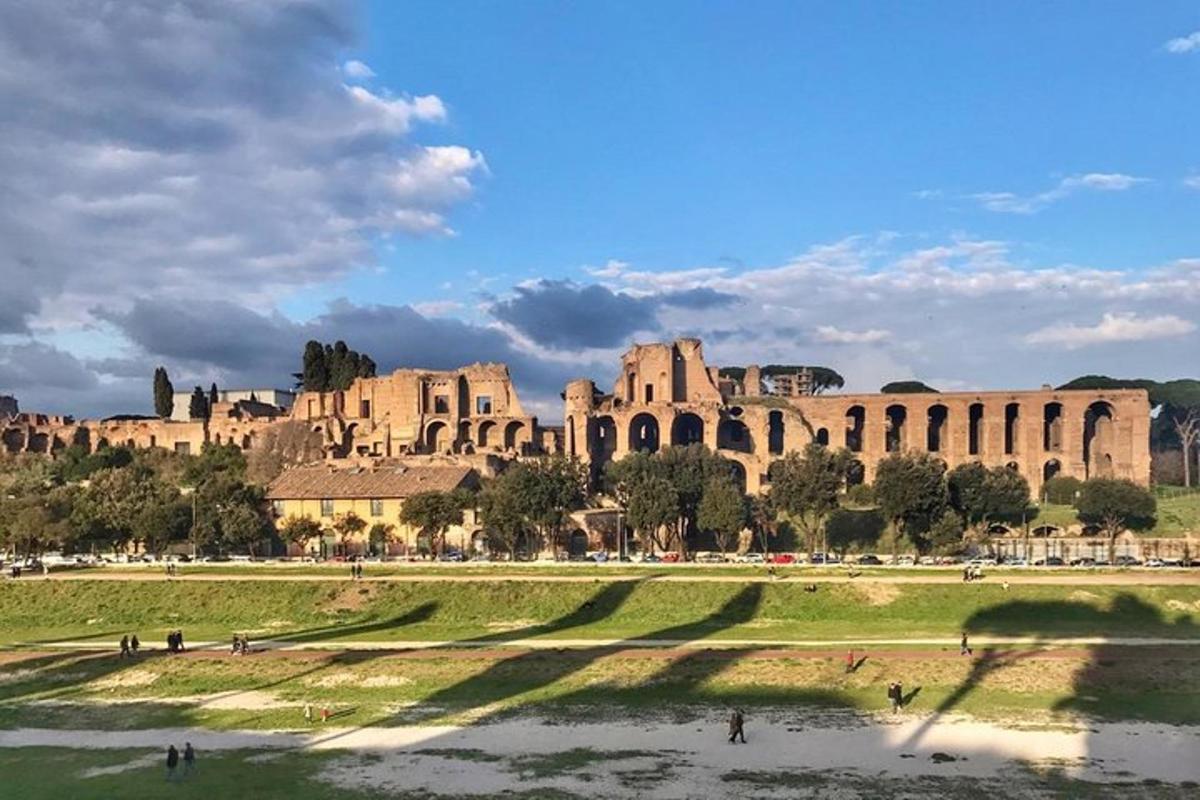 Una vista del coliseo y un gran edificio.