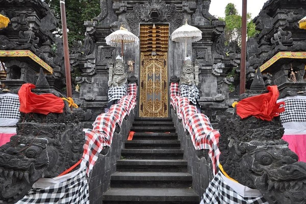 Una escalera que conduce a un templo con mantas rojas y blancas.