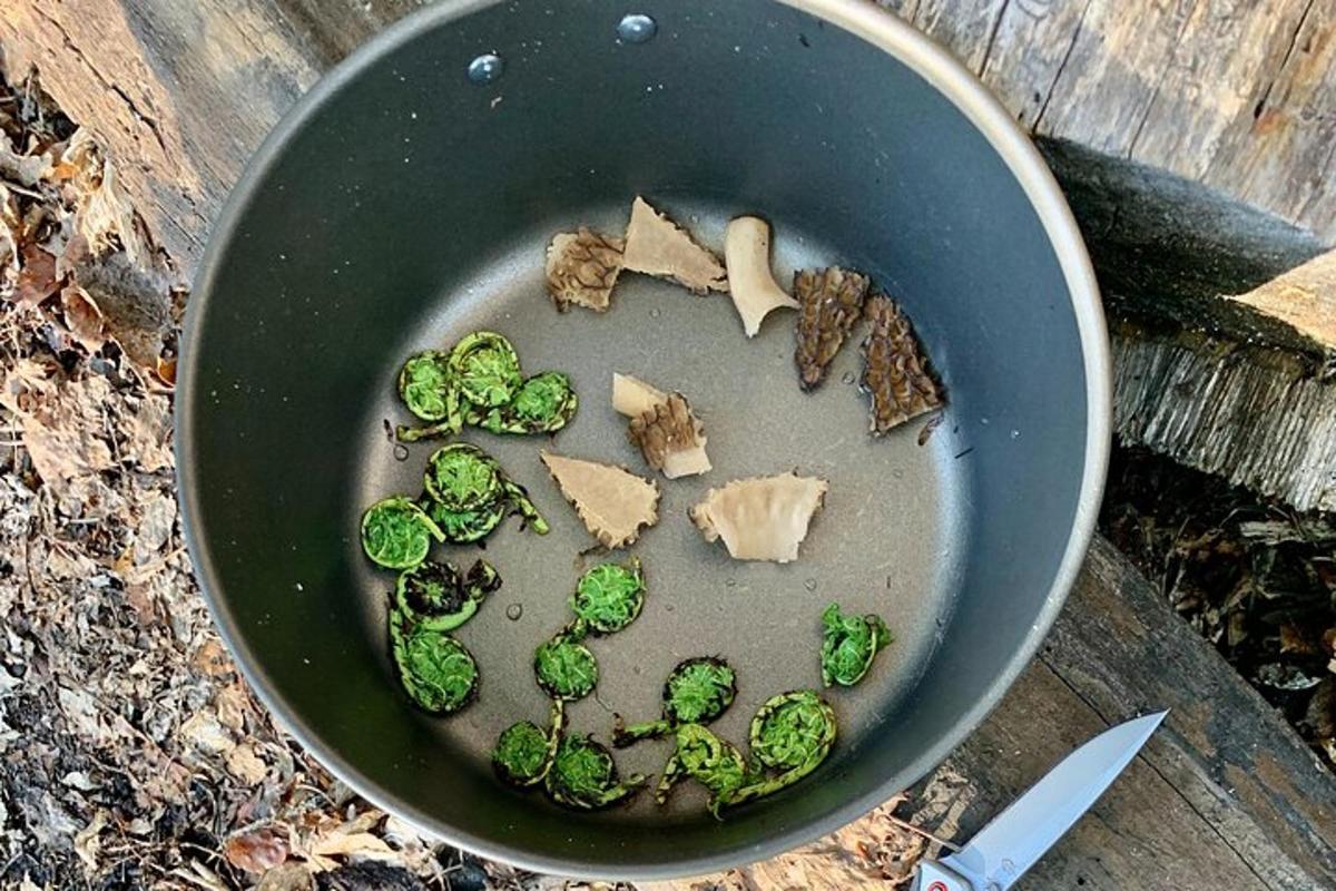 egy tál étel brokkolival és gombával
