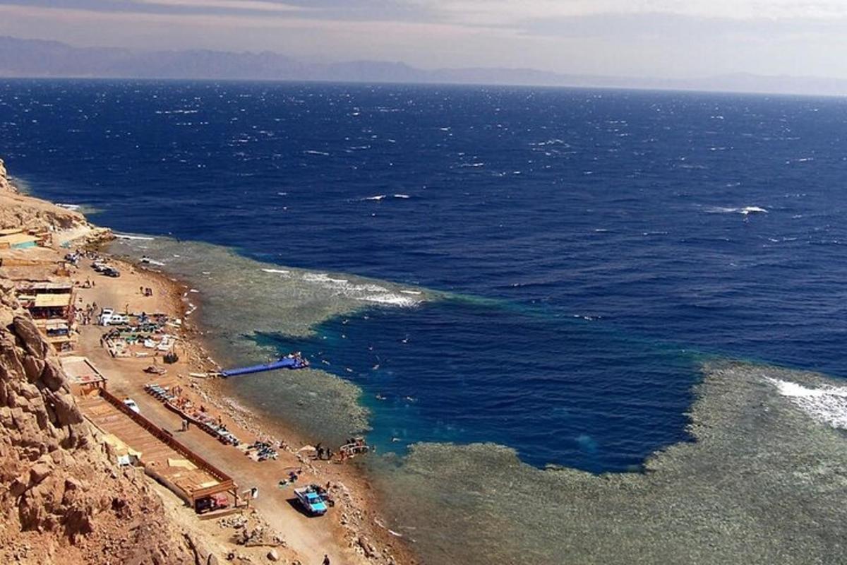 pemandangan udara pantai dengan lautan