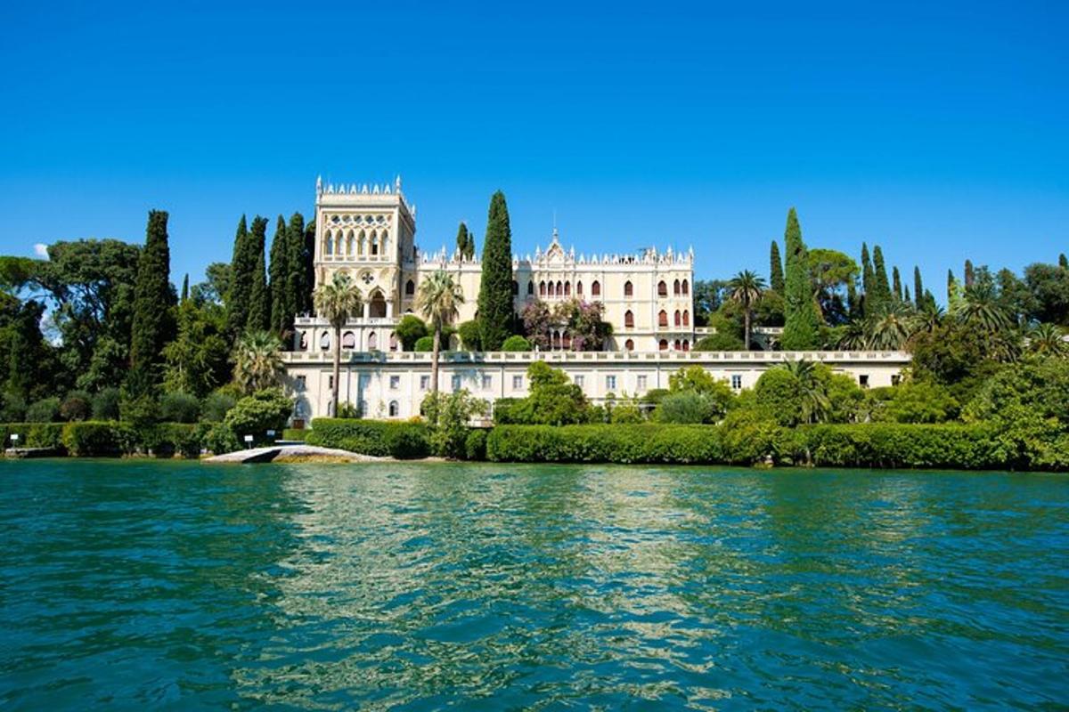 un grande edificio situato sulla riva di un lago