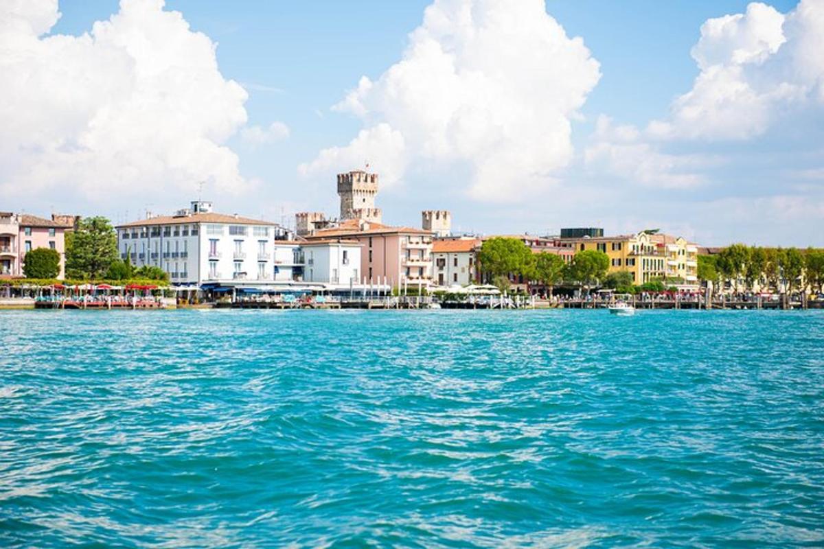 una vista di una città da una barca in acqua