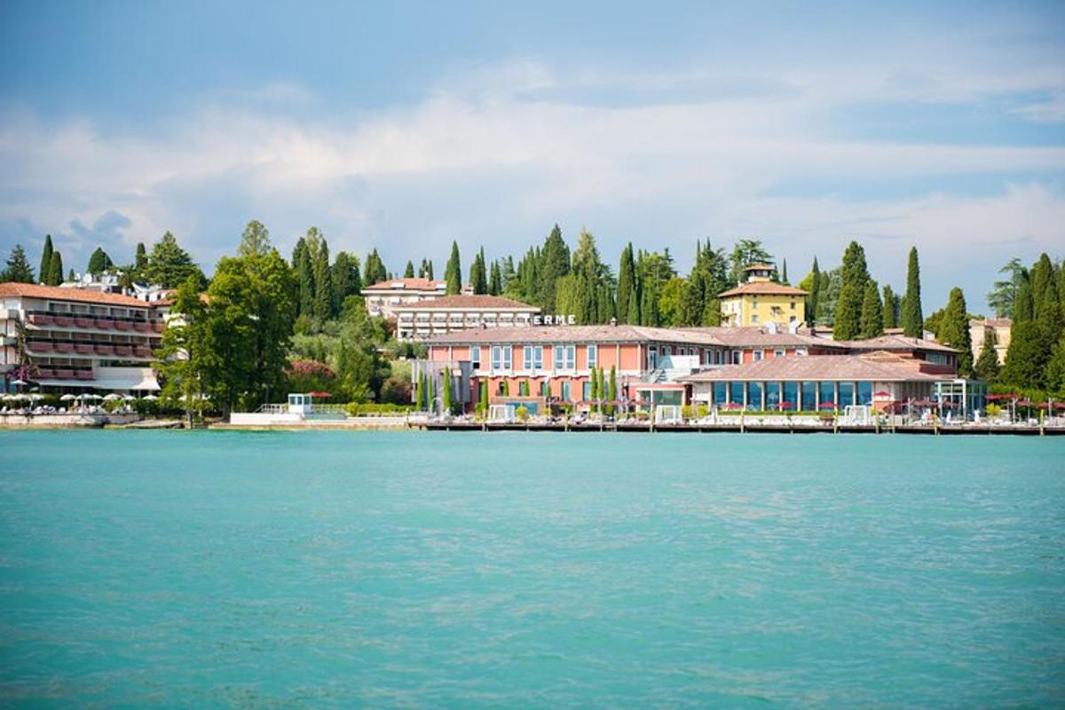un grande specchio d'acqua con edifici sullo sfondo