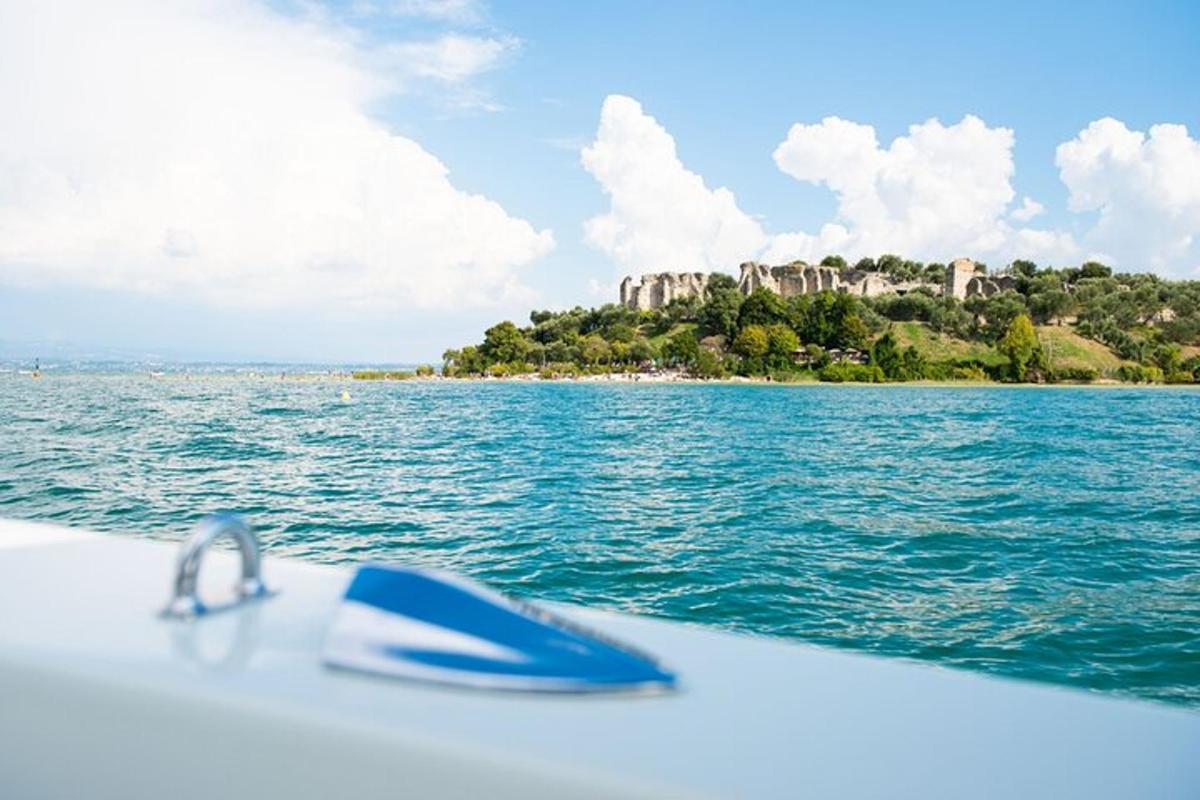 una barca in acqua con un'isola sullo sfondo