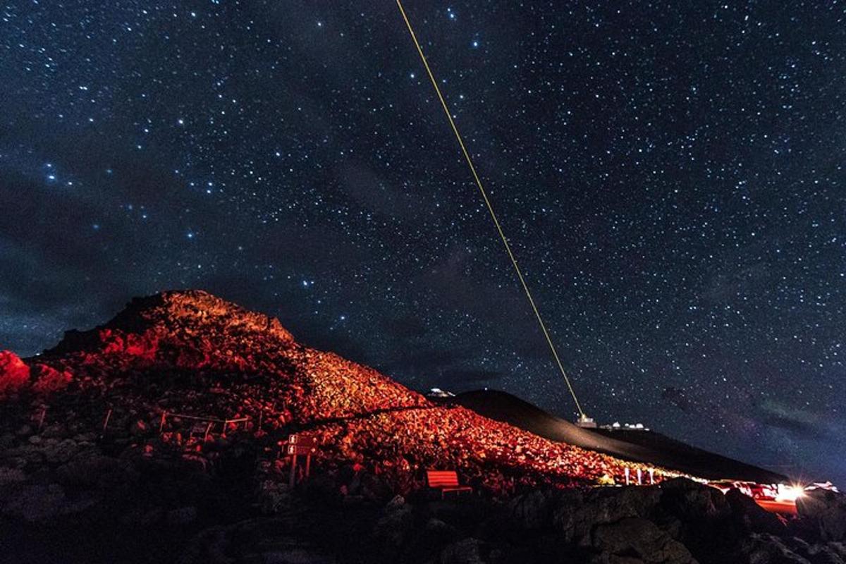 eine sternenklare Nacht mit einem Flugzeug, das über einen Berg fliegt