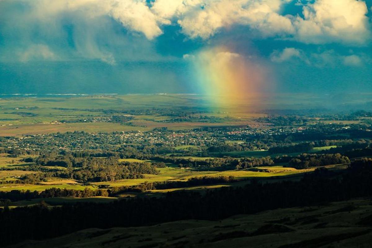 ein Regenbogen am Himmel mit einer Stadt
