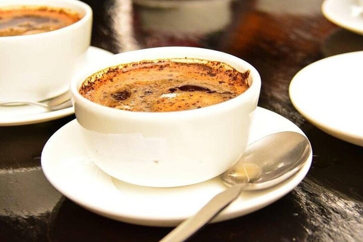 to kopper kaffe på et bord med en skje