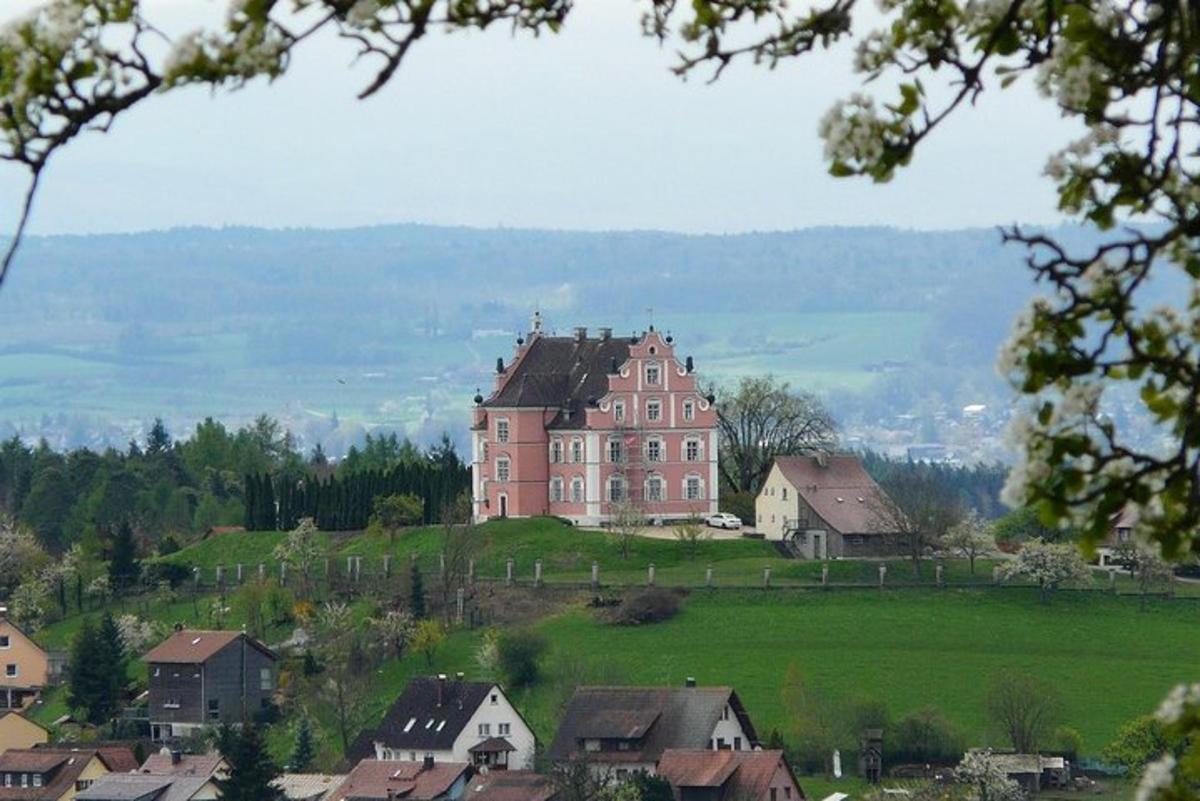 velký dům na vrcholu kopce s domy