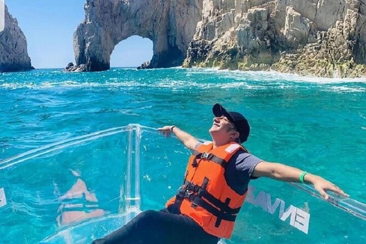um homem de colete laranja em um barco na água