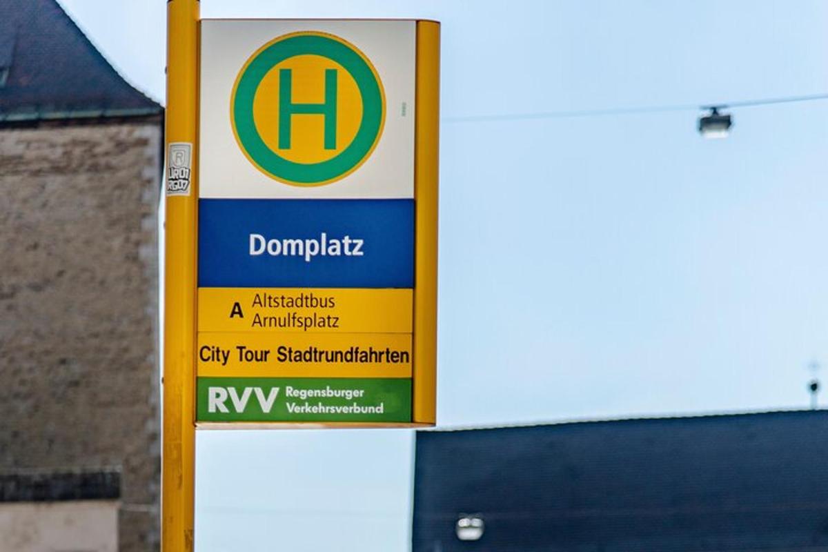 cedule prodejny automobilů před budovou
