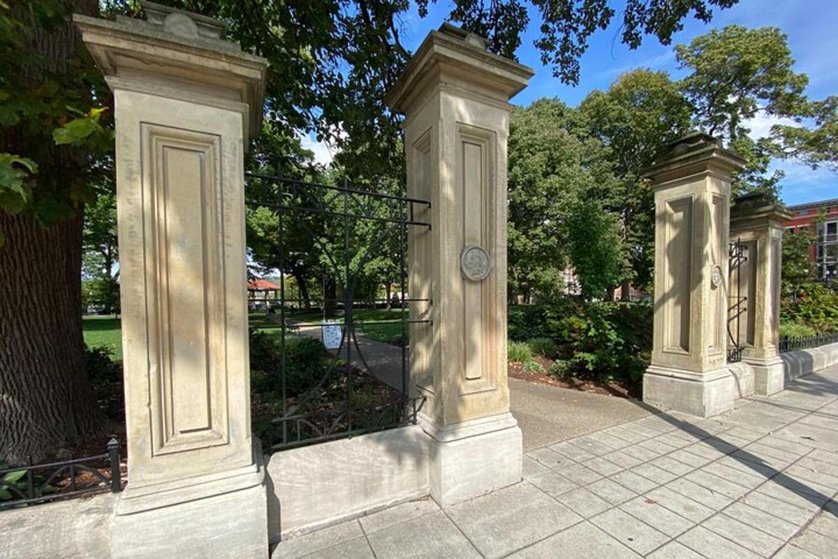 公园里一组带门的柱子