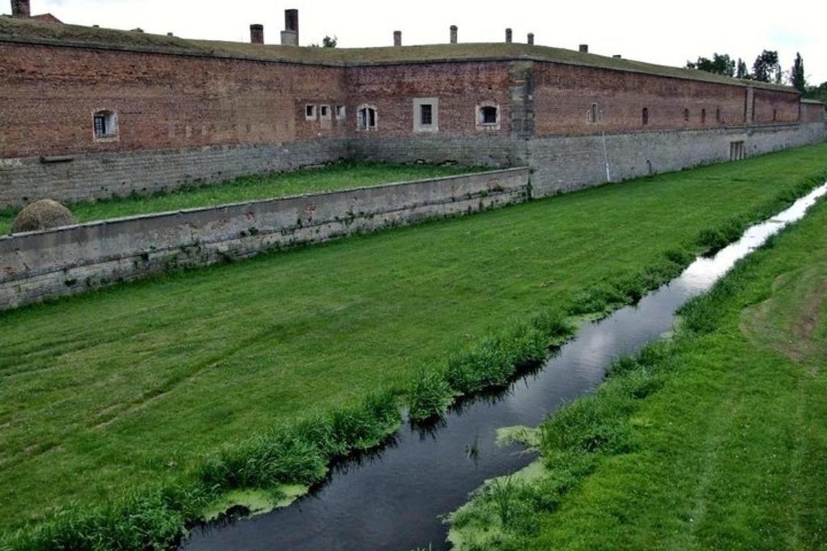 un fiume di fronte a un grande edificio in mattoni