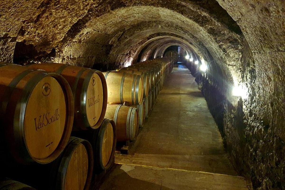 un rând de butoaie de vin într-un tunel