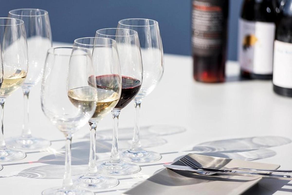 en gruppe vinglass på et bord med vinflasker