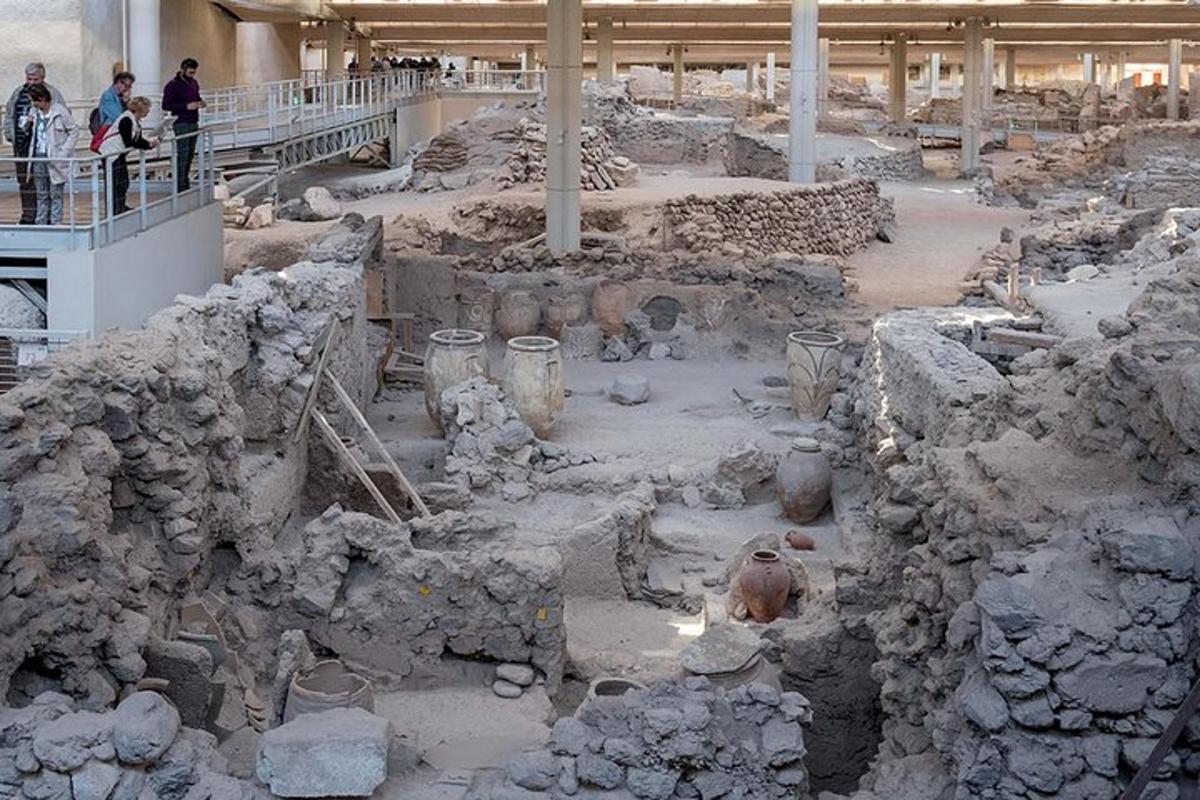 folk som går rundt i et museum med gamle ruiner