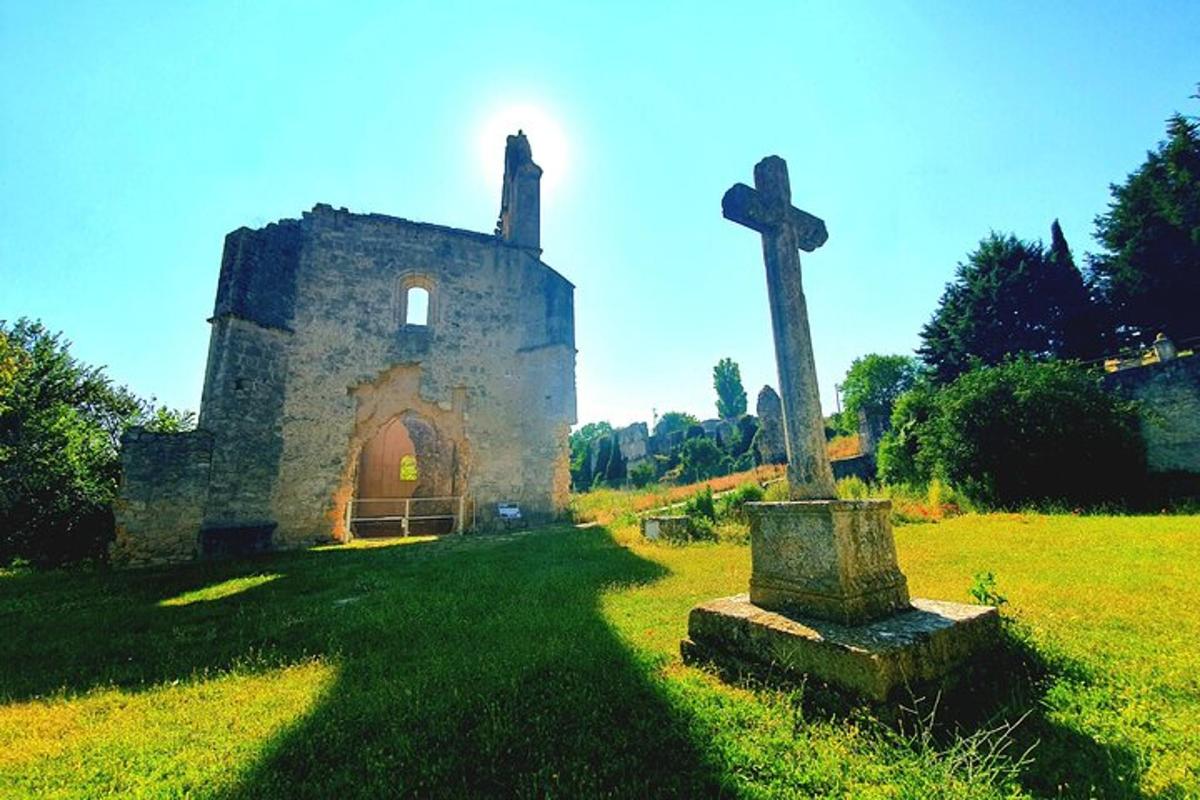egy régi templom kereszttel a mezőn