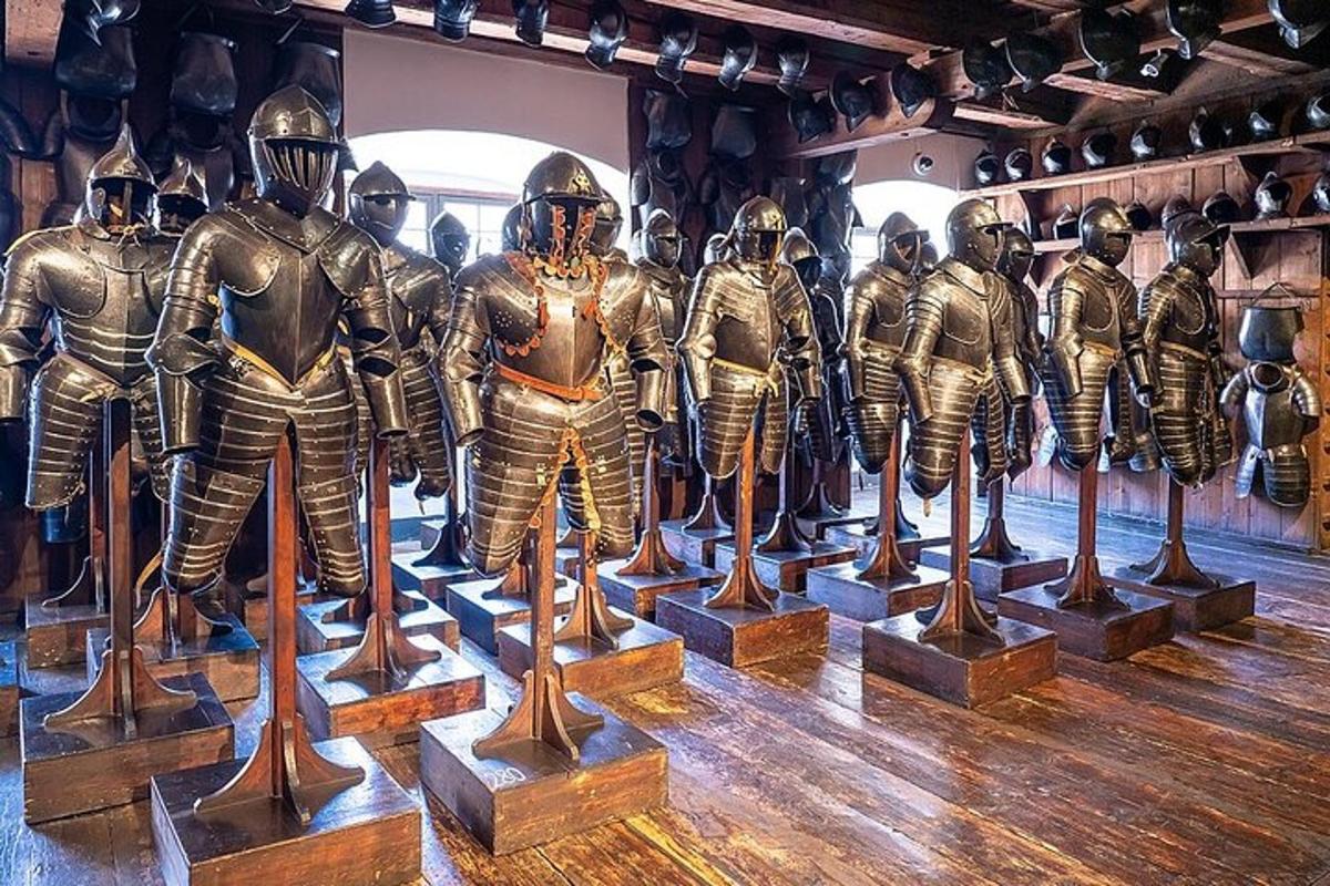 um grupo de cavaleiros em exposição em um museu