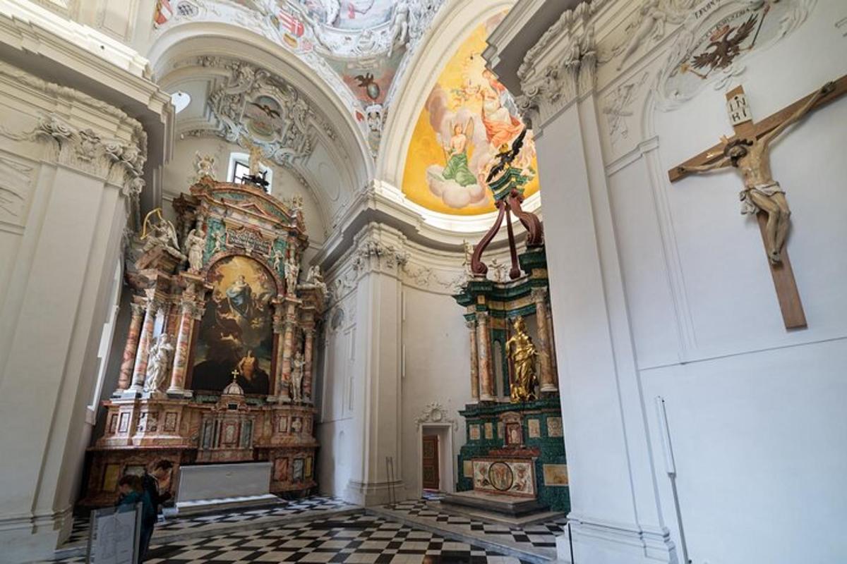 en kirke med et kors i loftet