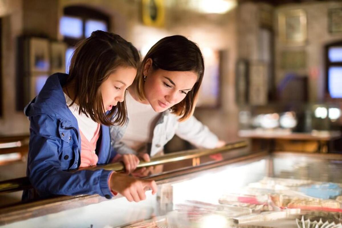 Dos chicas jóvenes mirando comida detrás de un mostrador