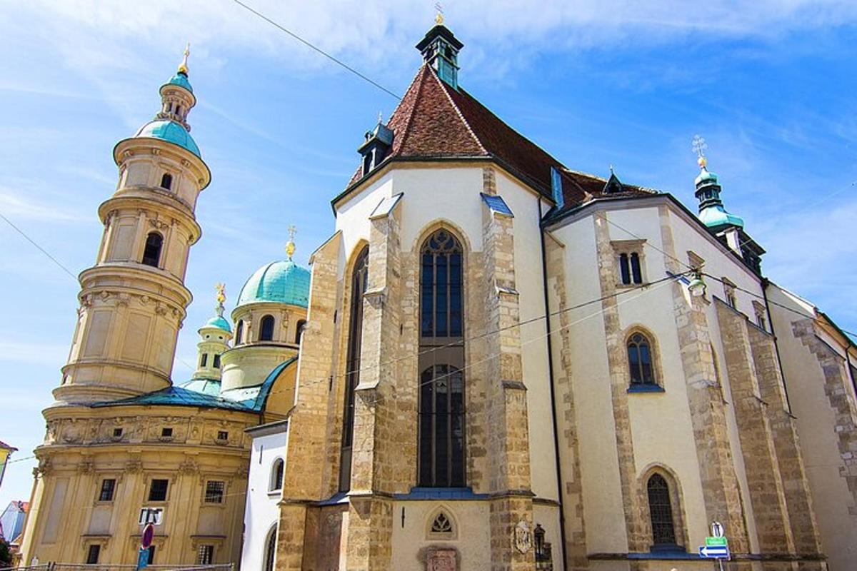 um grande edifício com duas torres e uma igreja
