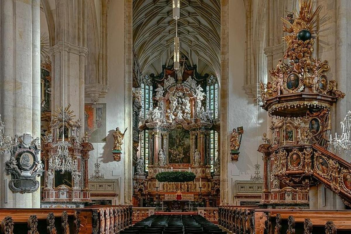 en stor kirke med et stort alter i seg