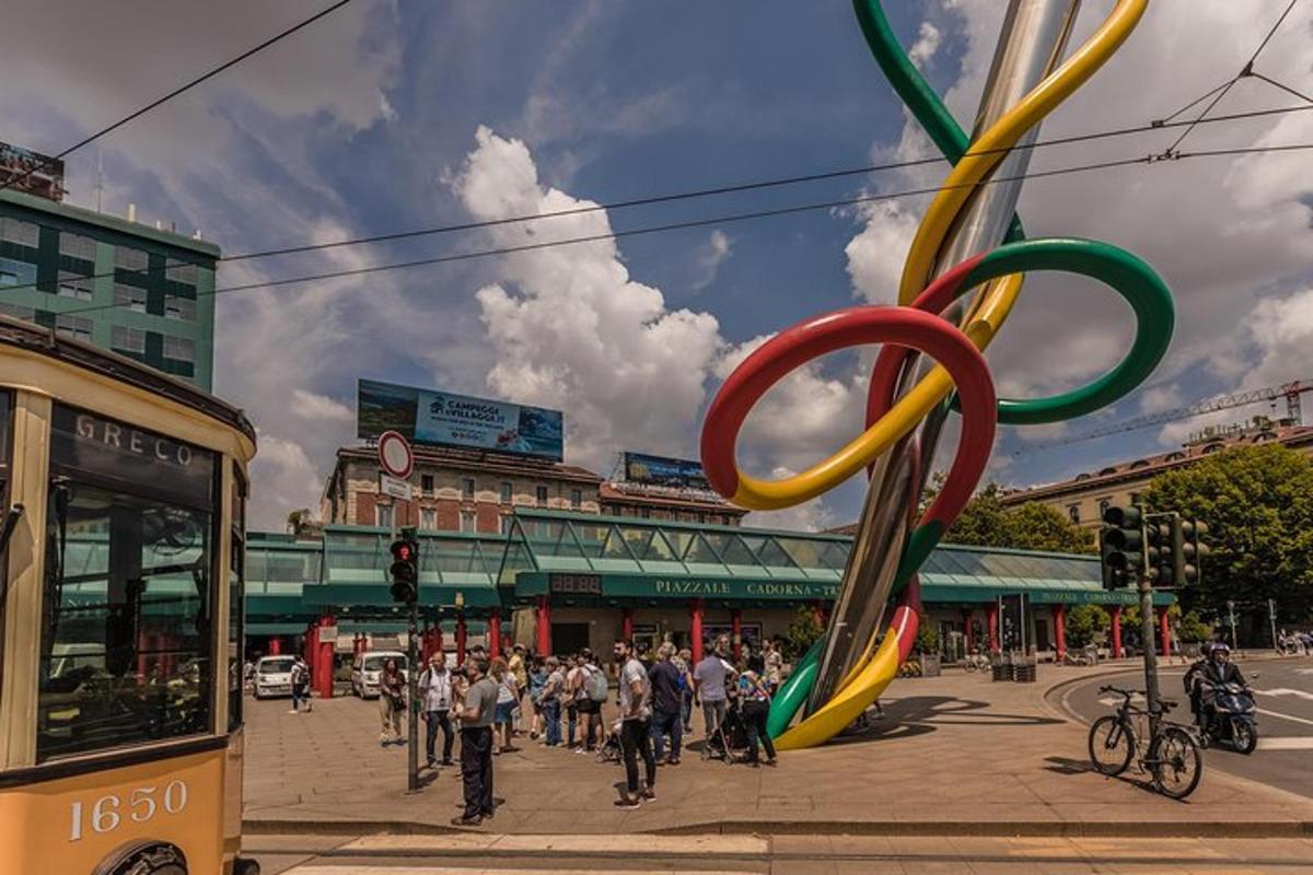 una grande statua di un gigantesco paio di forbici su una strada cittadina