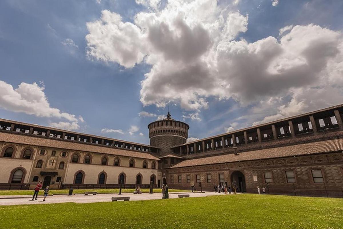 un edificio con una torre dell'orologio in cima