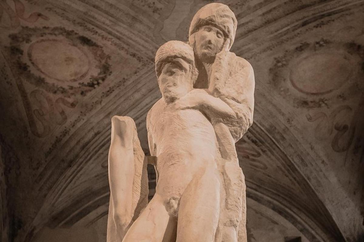 una statua di un uomo e una donna in un edificio