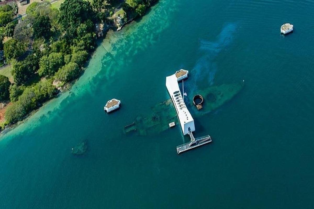 bot di dalam air di sebelah pantai