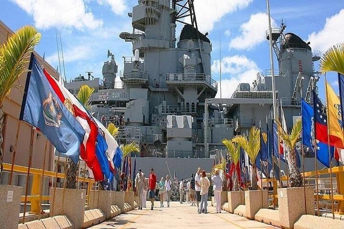 sebuah kapal persiaran yang besar dengan bendera di hadapannya