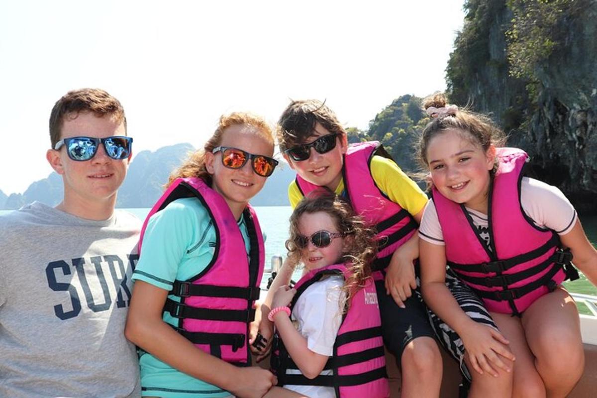 un gruppo di persone che indossano zaini su una barca