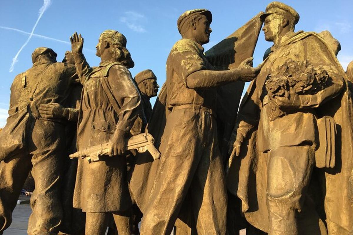 uma estátua de bronze de um grupo de pessoas