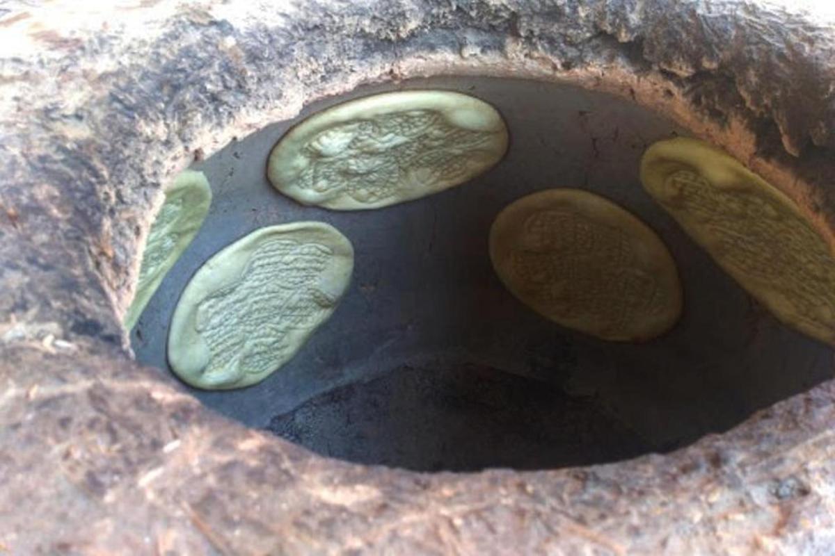 水を入れた鍋の中にある3つの岩のグループ