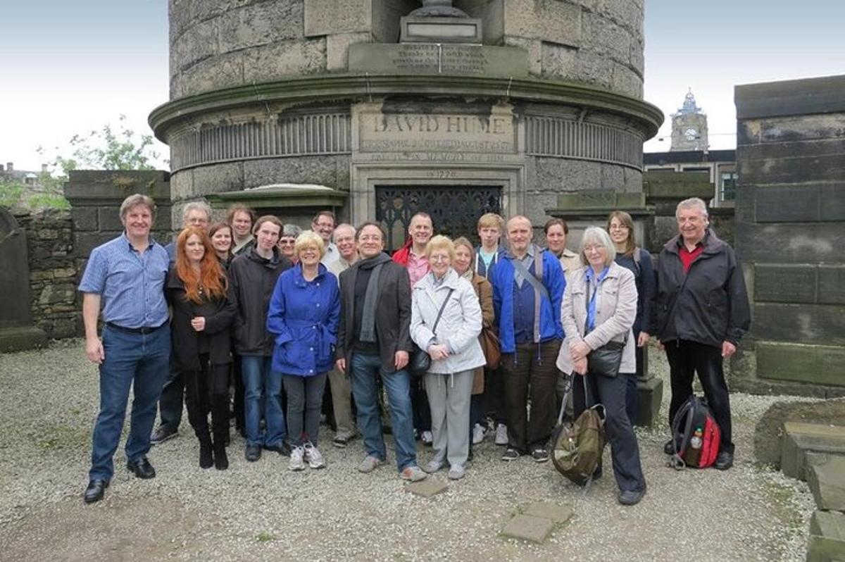 een groep mensen die voor een gebouw staan