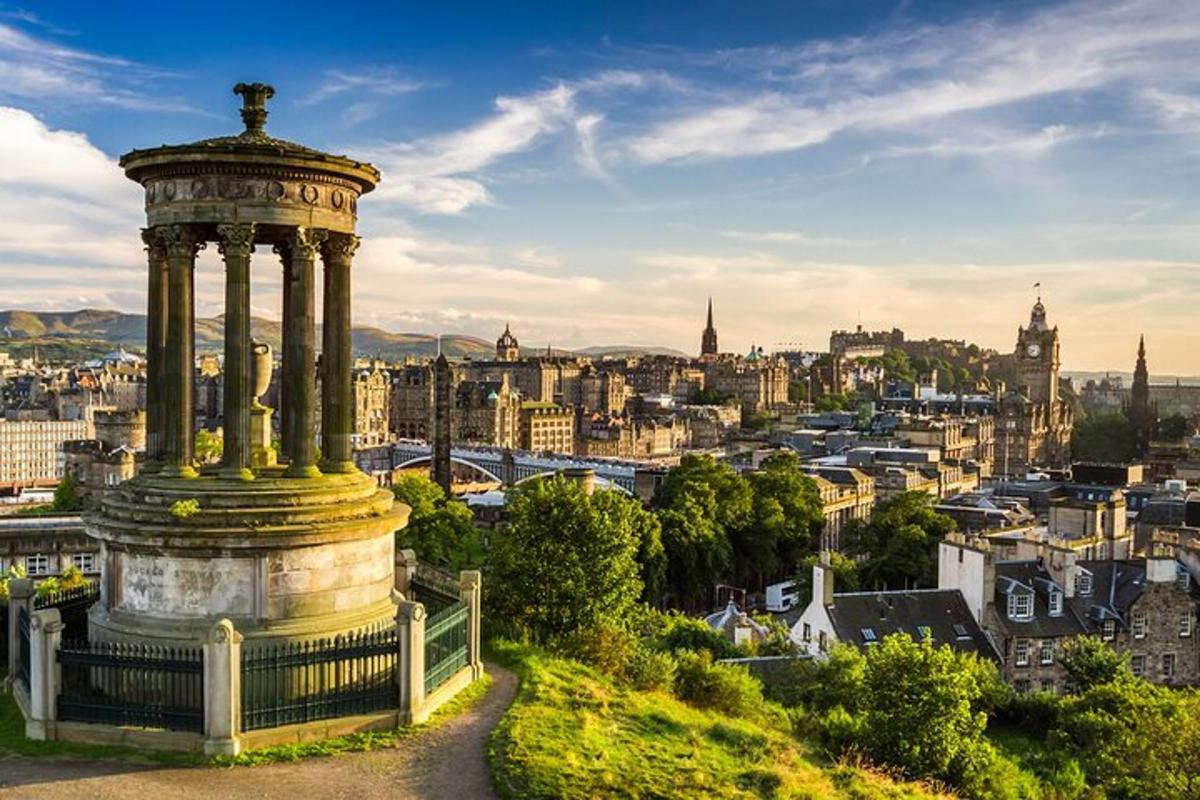een uitzicht op de stad Edinburgh met een monument