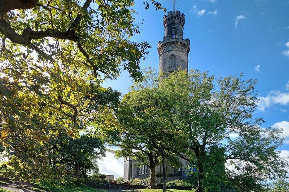 een hoog gebouw met een klokkentoren in de verte
