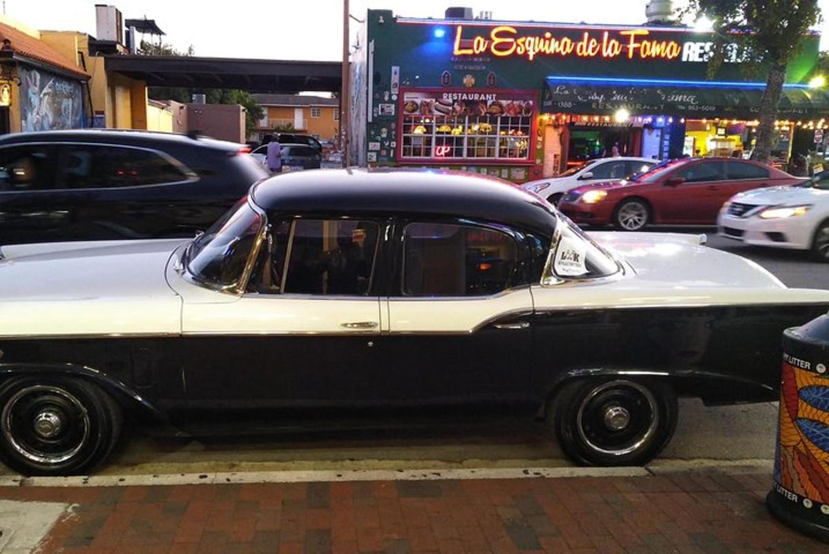 sebuah kereta hitam putih diletakkan di jalan bandar