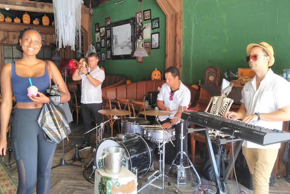 sekumpulan orang bermain muzik di dalam bilik