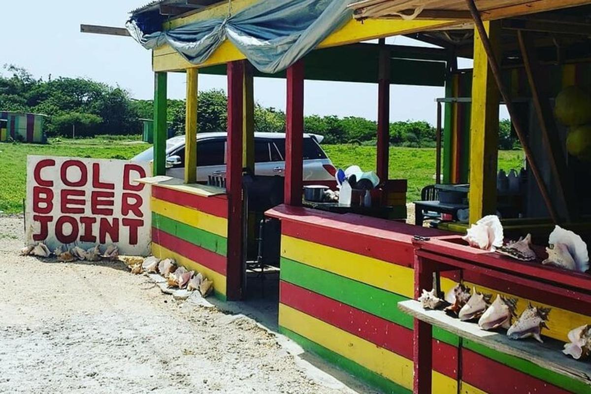isang makulay na malamig na beer joint na may mga manok sa labas nito