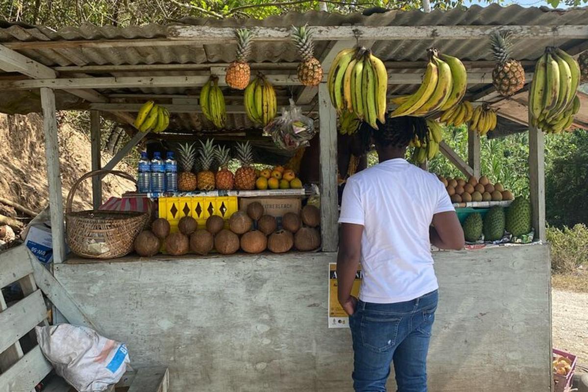 seorang lelaki berdiri di hadapan kedai buah