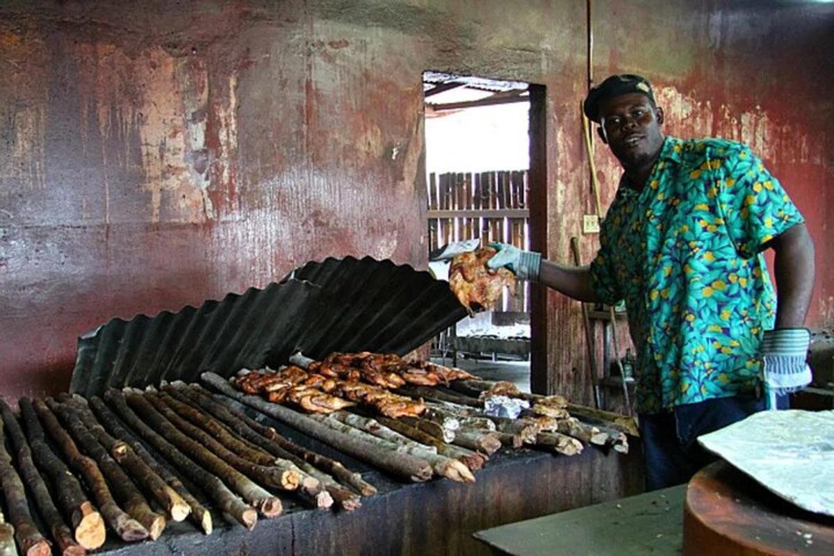 seorang lelaki sedang memasak daging di atas panggangan