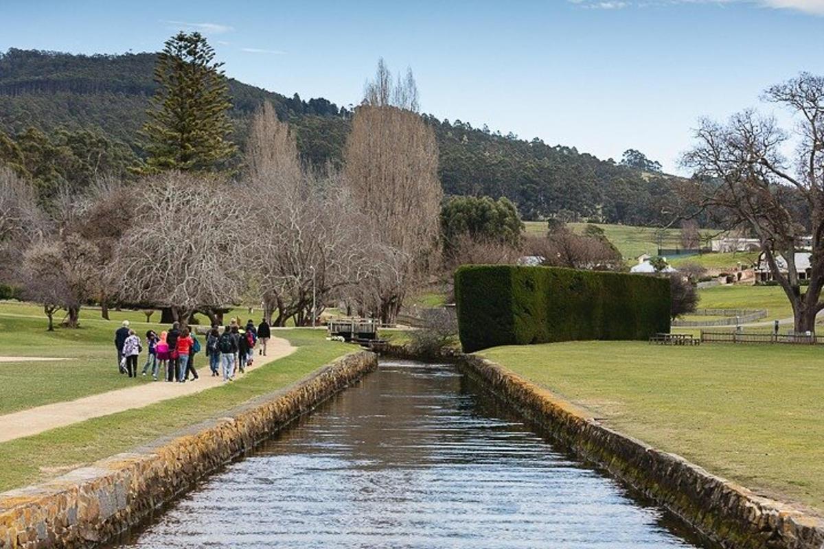 un gruppo di persone che camminano lungo un sentiero accanto a un fiume