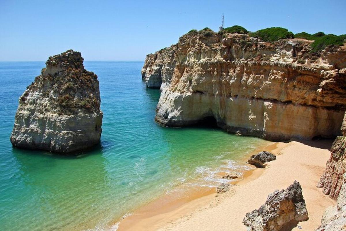 ein Strand mit zwei großen Felsen im Meer