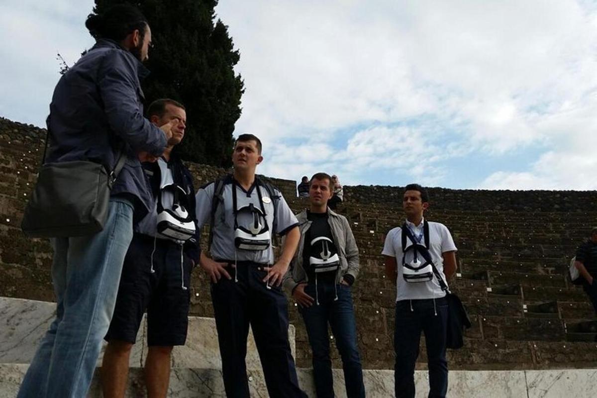 μια ομάδα ανδρών που στέκονται δίπλα σε έναν τοίχο από τούβλα