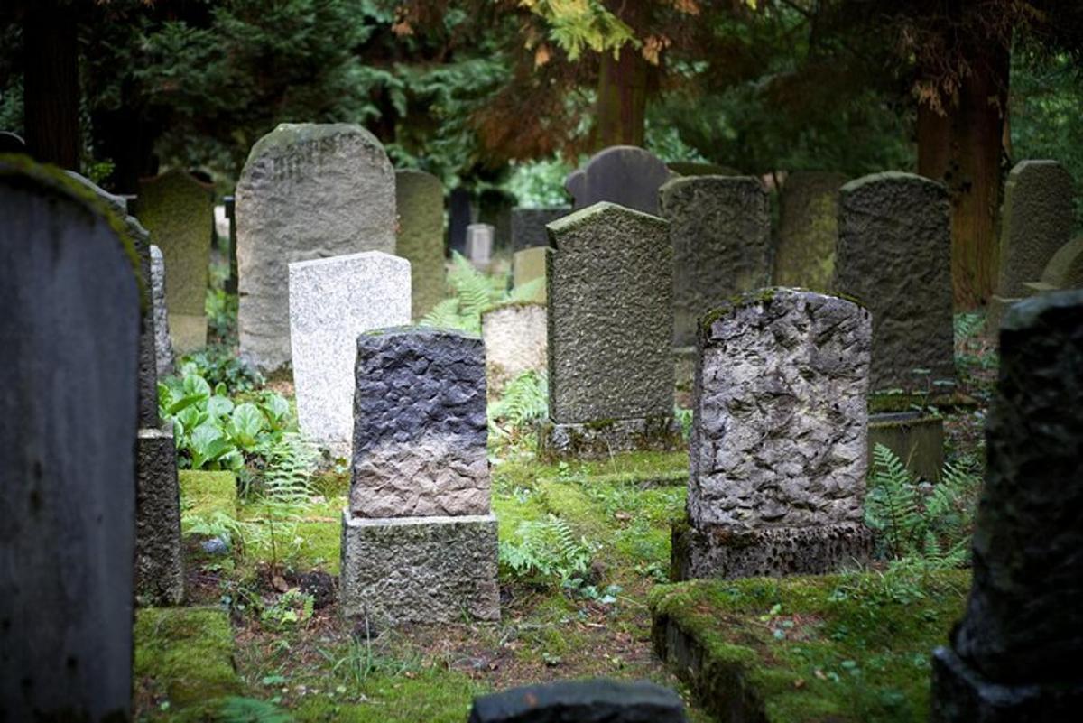 un grup de pietre funerare într-un cimitir