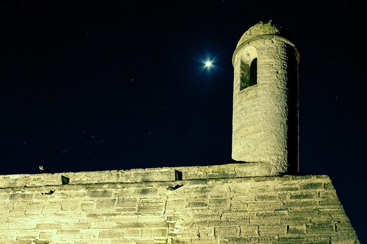 o clădire cu un turn cu luna pe cer