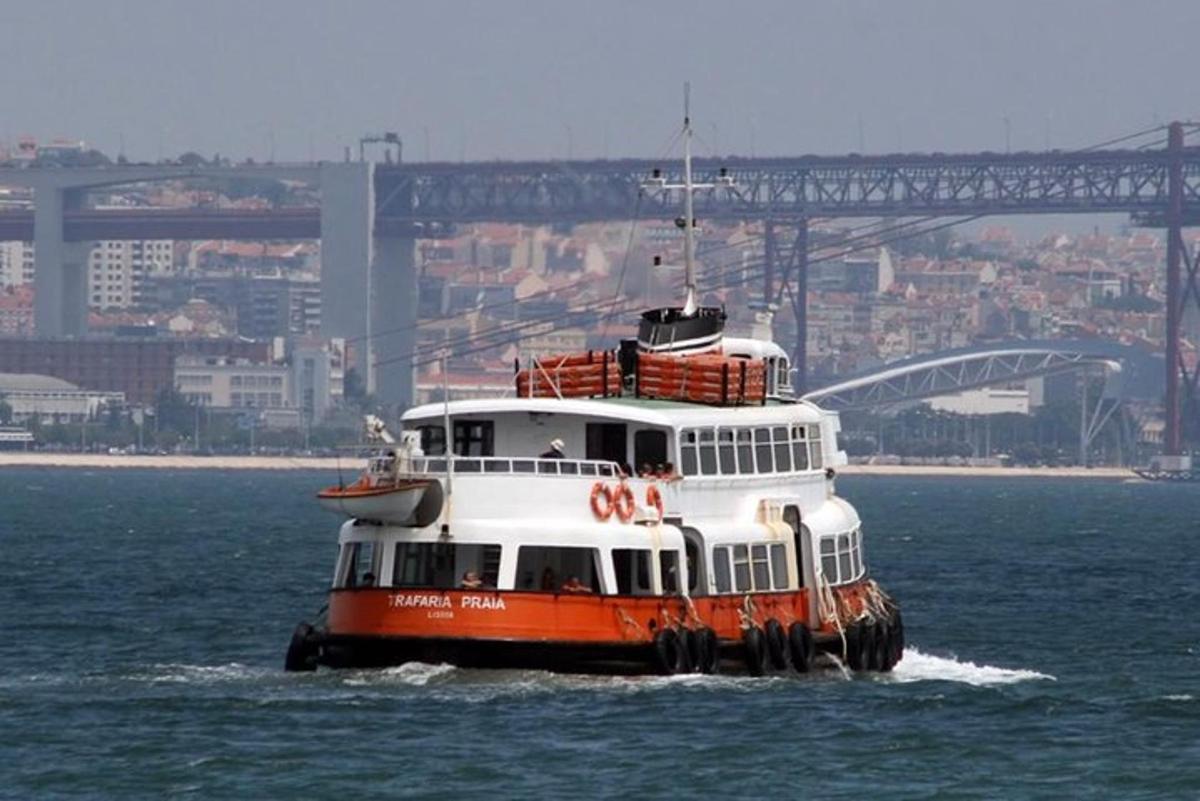 um barco na água com uma cidade ao fundo