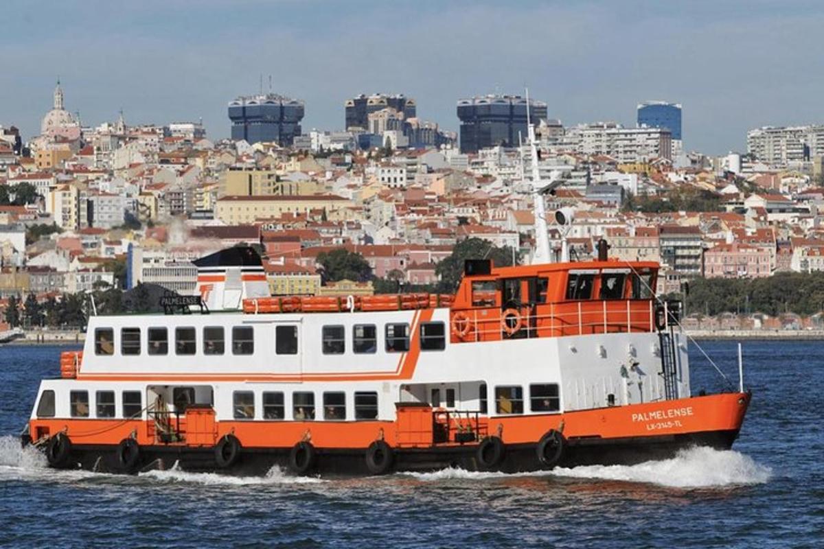 um barco laranja e branco na água com uma cidade