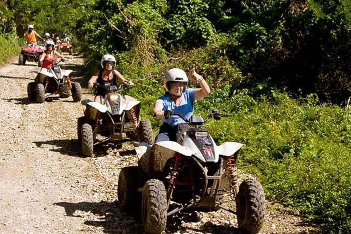 sekumpulan orang menunggang atv di jalan tanah